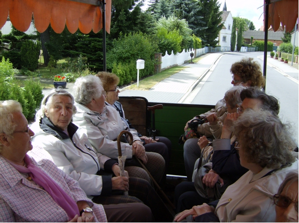 Alljährliche Kremserfahrt - immer ein fester Termin für die Senioren