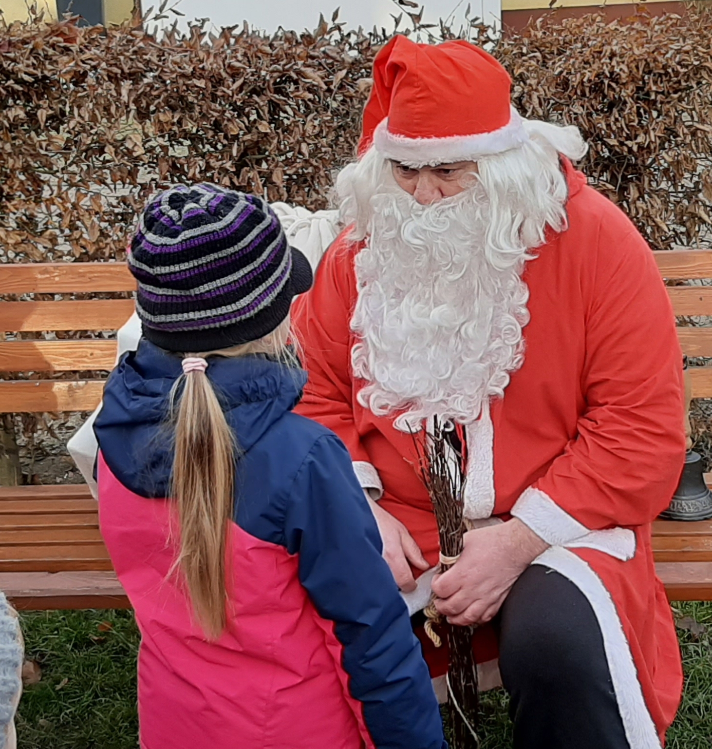 Ohje der Weihnachtsmann hat sich an einem großen See verirrt ... die Kinder der Kita Sonnenblume starten eine Rettungsaktion für den Weihnachtsmann