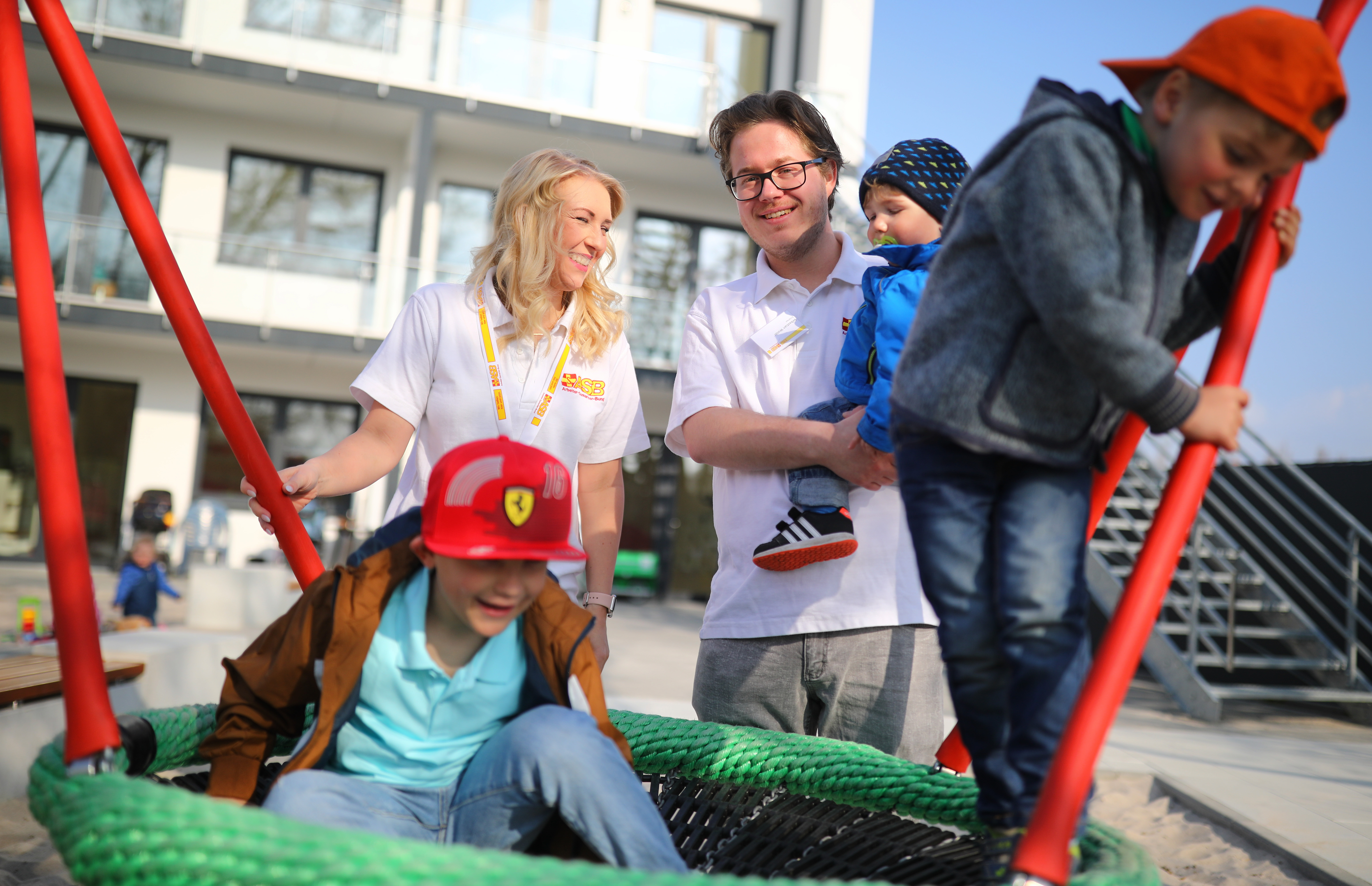 durch neu angeschaffte Sonnenschirme und Markisen
